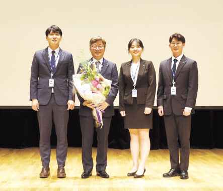 채희봉(왼쪽 두번째) 한국가스공사 신임사장이 10일 대구 가스공사 본사에서 열린 취임식에서 직원들로부터 축하 꽃다발을 받고 기념촬영하고 있다.  [한국가스공사 제공]