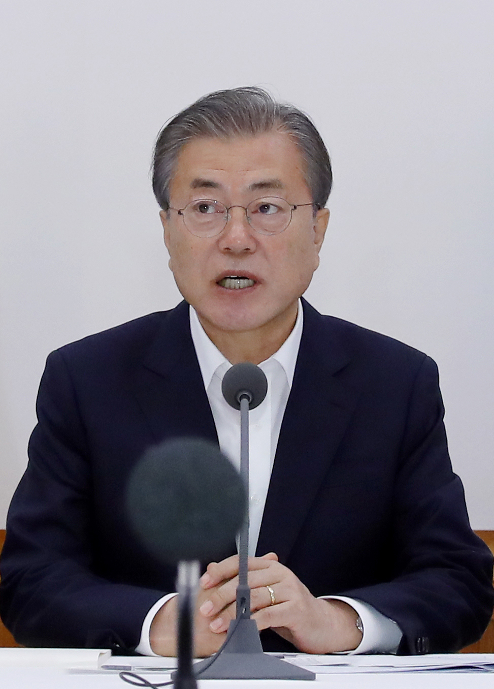 문재인 대통령이 지난 2일 청와대에서 열린 국무회의에서 우리공화당의 광화문광장 천막에 대한 서울시의 행정대집행 때 경찰이 사실상 ‘방관’했다고 질책한 것으로 알려졌다. 지난 10일 오전 청와대에서 30대 기업 총수·CEO(최고경영자)를 만나 일본의 수출 규제 조치와 관련한 대책을 논의하기에 앞서 인사말을 하고 있는 문 대통령. [연합]