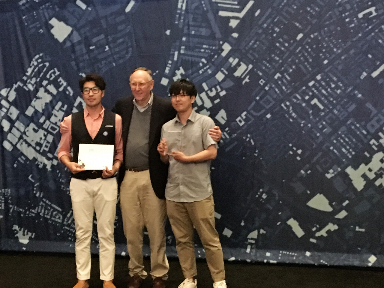 지난 10일(미국 현지시간) 미국 샌디에고에서 개최된 유저컨퍼런스 2019(UC)에서 KISTI 장동민 연구원과 김원수 연구원이 SAG상을 수상하고 있다.[KISTI 제공]
