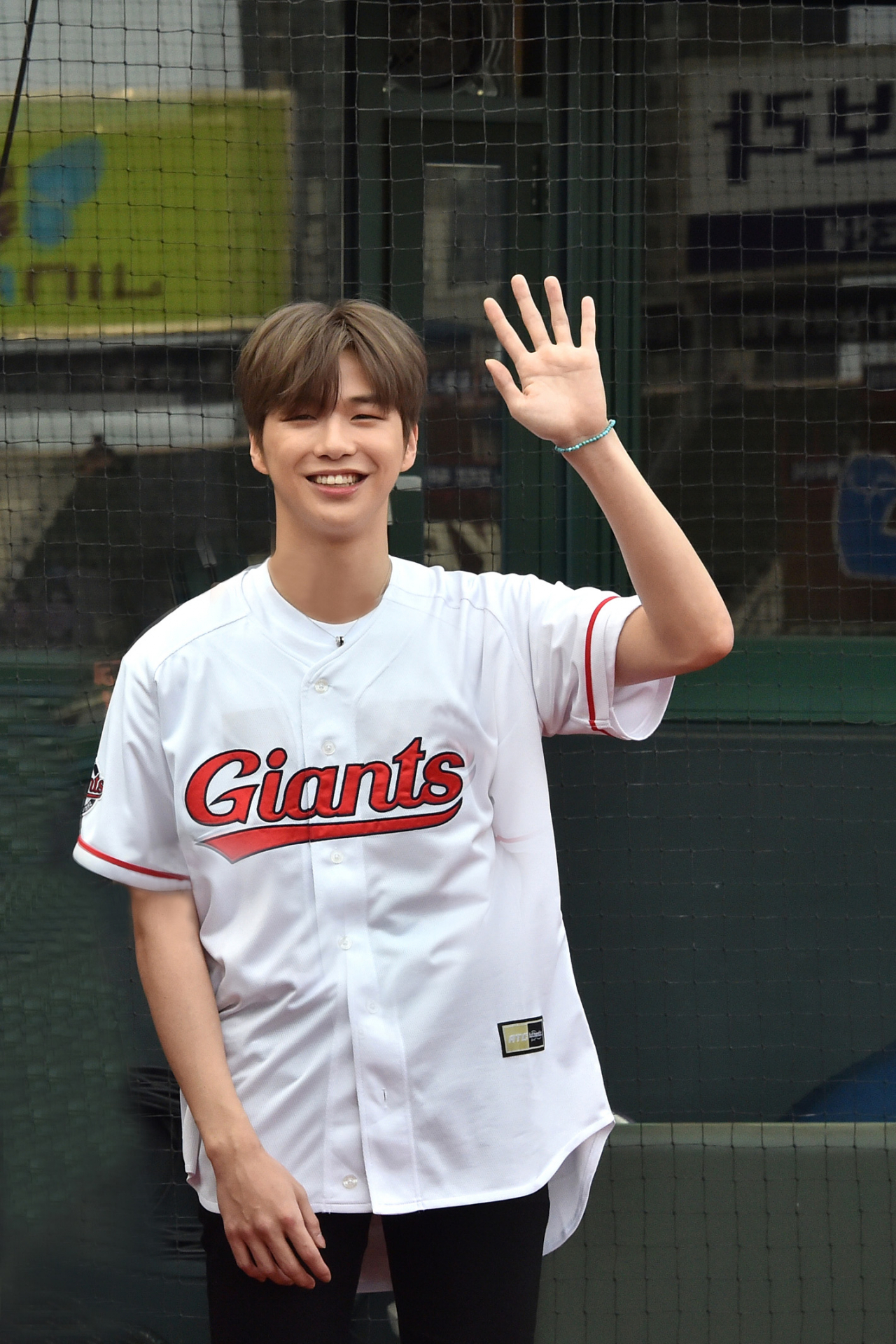 지난 9일 부산사직야구장에서 열린 부산시 홍보대사 위촉식에 참석한 강다니엘 [부산시 제공]