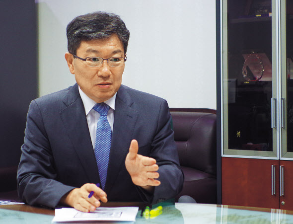 윤상직 자유한국당 의원이 국회 의원회관에서 헤럴드경제와 인터뷰를 하고 있다. [홍태화 기자/th5@]