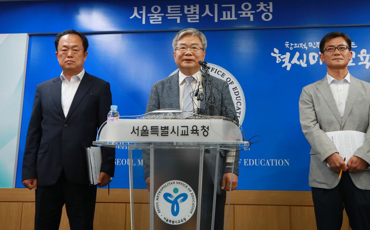 박건호 서울시교육청 교육정책국장이 지난 9일 서울 종로구 신문로2가 시교육청에서 관내 자립형사립고 13개교에 대한 운영평가 결과와 자사고 지정 취소 학교를 발표했다. 그러나 이날 평가위원과 학교별 항목별 점수는 공개하지 않았다. [연합]
