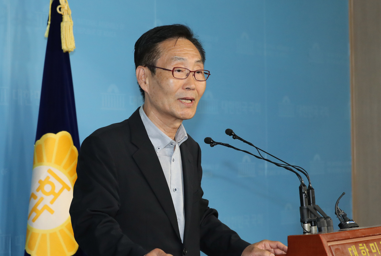주대환 바른미래당 혁신위원장이 11일 오후 국회 정론관에서 혁신위원장직 사퇴 기자회견을 하고 있다. [연합]