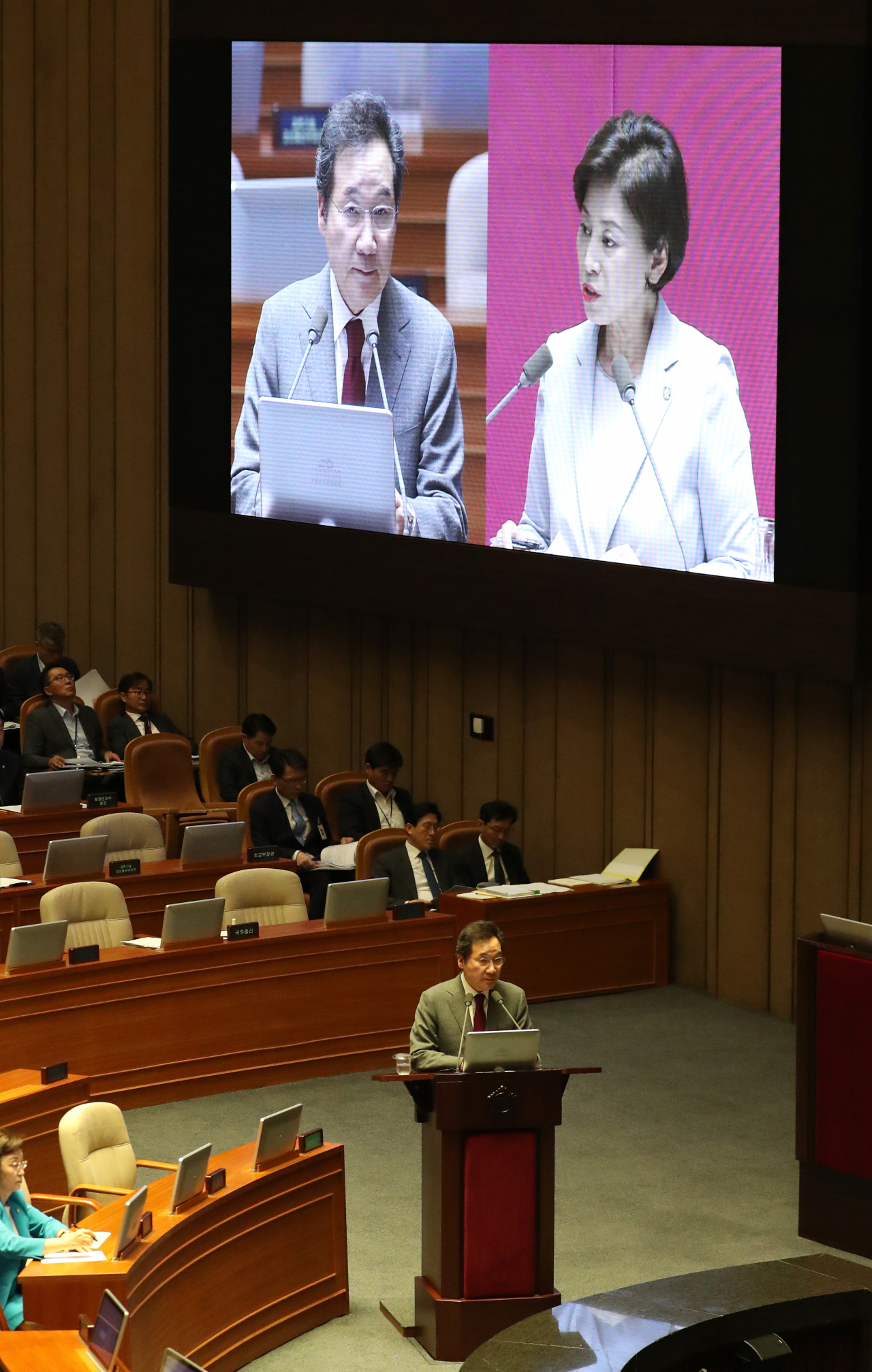 이낙연 국무총리가 11일 오후 국회 본회의장에서 열린 교육·사회·문화분야 대정부질문에서 더물어민주당 남인순 의원의 질의에 답변하고 있다. ［연합］