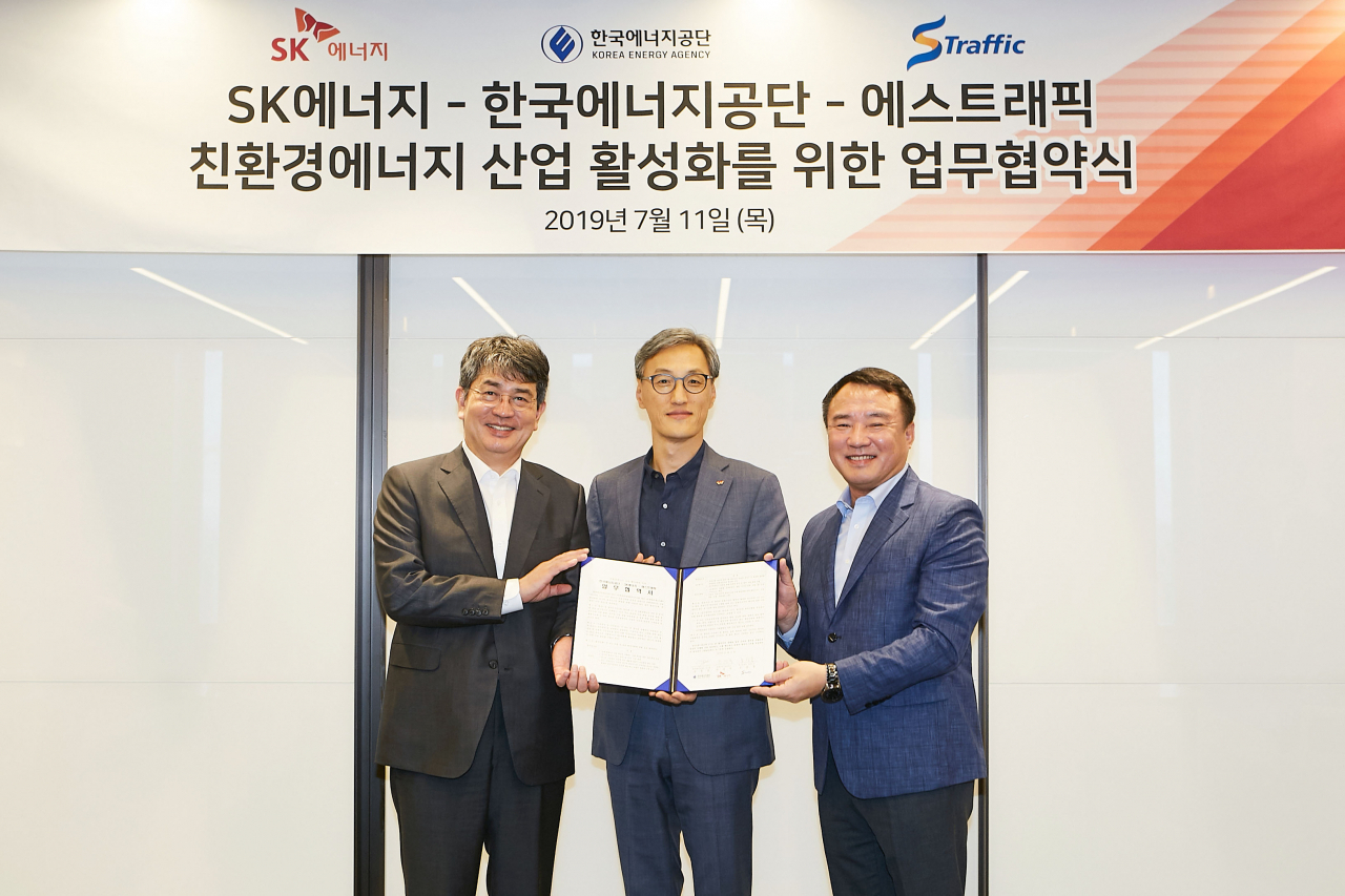 김창섭 한국에너지공단 이사장(왼쪽), 조경목 SK에너지 사장(가운데), 문찬종 에스트래픽 대표이사가 MOU 체결 뒤 기념촬영을 하고 있다. [한국에너지공단 제공]