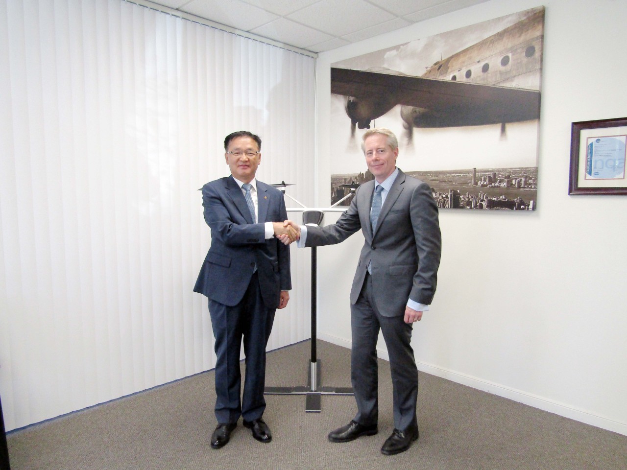 Hanwha System CEO Chang Si-kweon(left) and K4 Aeronaumics chief Ben Tigner. Hanwha System