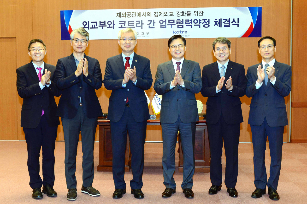 권평오 KOTRA 사장(오른쪽에서 세번째)과 이태호 외교부 제2차관(오른쪽에서 네번째) 등 양측 주요 인사들이 업무협력약정을 체결 후 기념촬영을 하고 있다. [KOTRA 제공]
