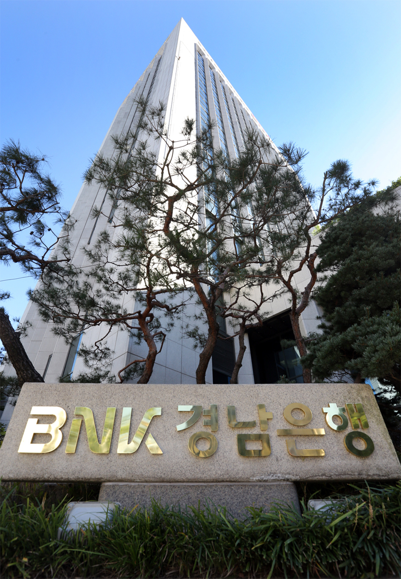 BNK경남은행(은행장 황윤철)은 금융위원회(위원장 최종구)가 발표한 ‘상반기 금융 공급 실적 평가 및 기관별 추진 현황 점검(2019년 6월 20일 기준)’에서 지방은행 1위를 차지했다고 11일 밝혔다.