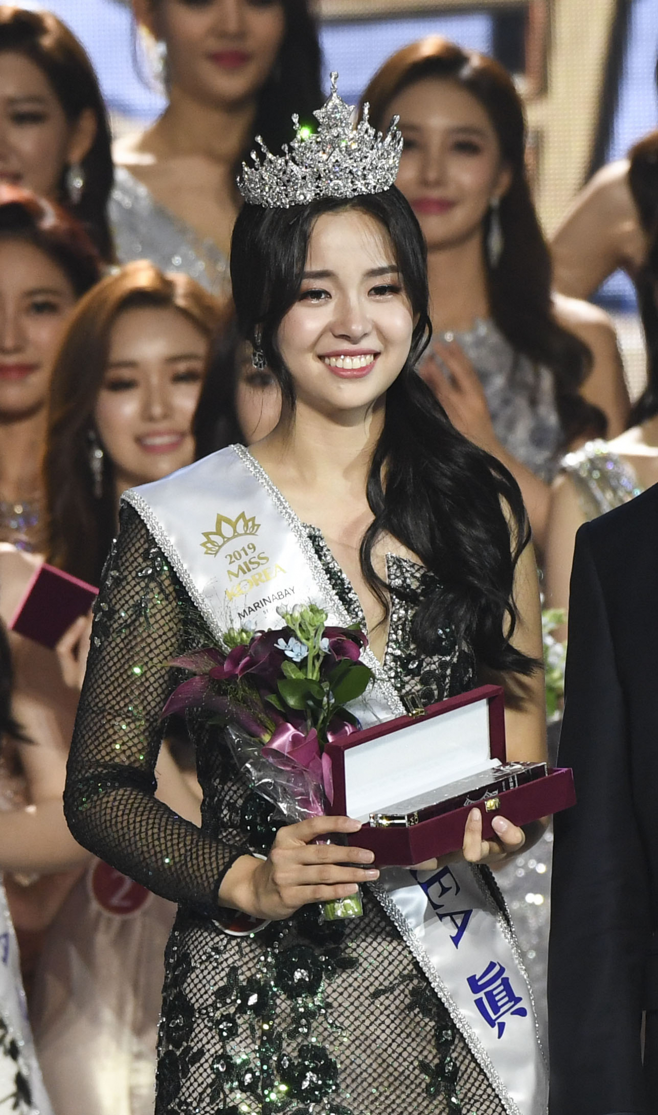 2019 미스코리아 선발대회 본선이 열린 11일 오후 서울 동대문구 경희대 평화의전당에서 진으로 선발된 김세연(20·미주·미국 아트센터디자인대 그래픽디자인전공)씨가 왕관을 쓰고 활짝 웃고 있다. [연합]