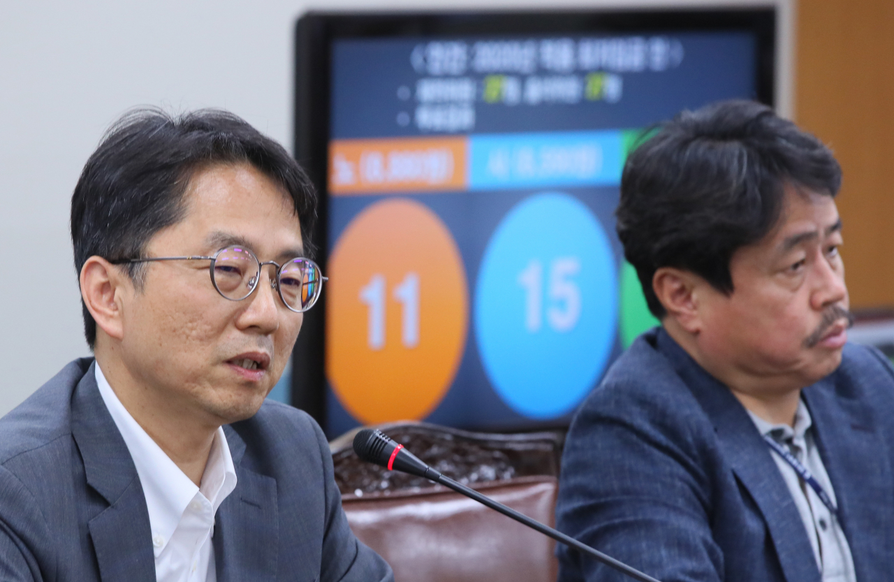 2020년 적용 최저임금이 올해보다 2.9% 오른 시간당 8590원으로 결정됐다. 박준식 최저임금위원장과 권순원 숙명여대 경영학부 교수가 12일 세종시 정부세종청사 최저임금위원회 전원회의실에서 투표결과를 배경으로 브리핑하고 있다. [연합]