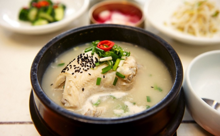 12일 초복을 맞아 보양식 삼계탕의 계절이 돌아왔다. [연합]