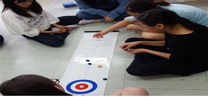 대한민국체육교사축전에서 소개되는 교실바닥활용 컬링게임.