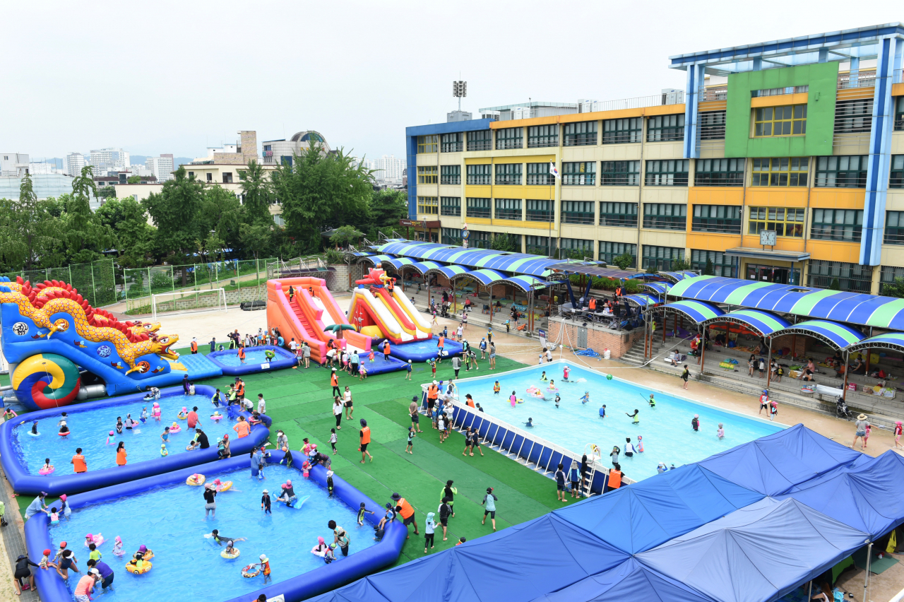 지난해 면목초등학교에서 마련된 찾아가는 물놀이장. [중랑구 제공]