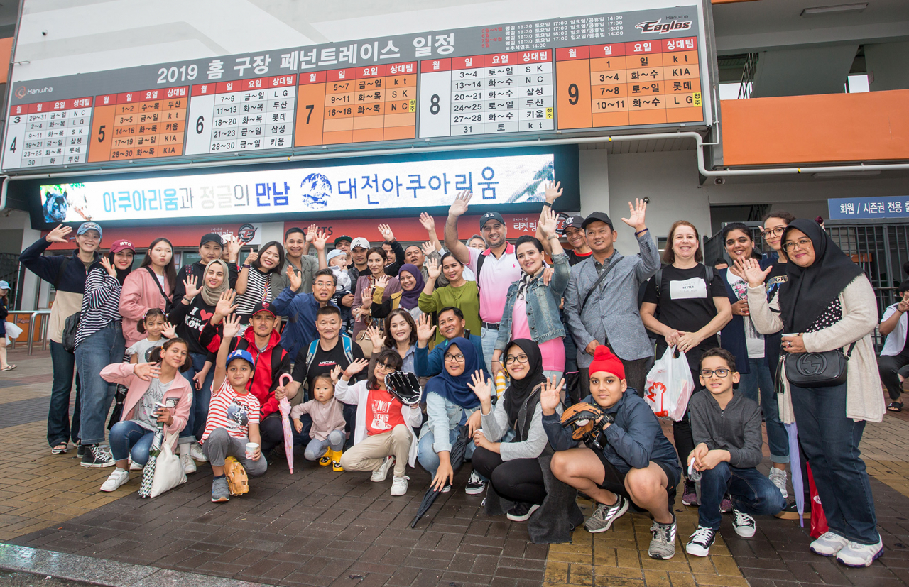 한화 방산계열사는 지난 11일 30개국 외국군 장교와 가족 200여명을 대전 한화생명 이글스파크로 초청해 야구 경기를 함께 관람했다. [한화 제공]