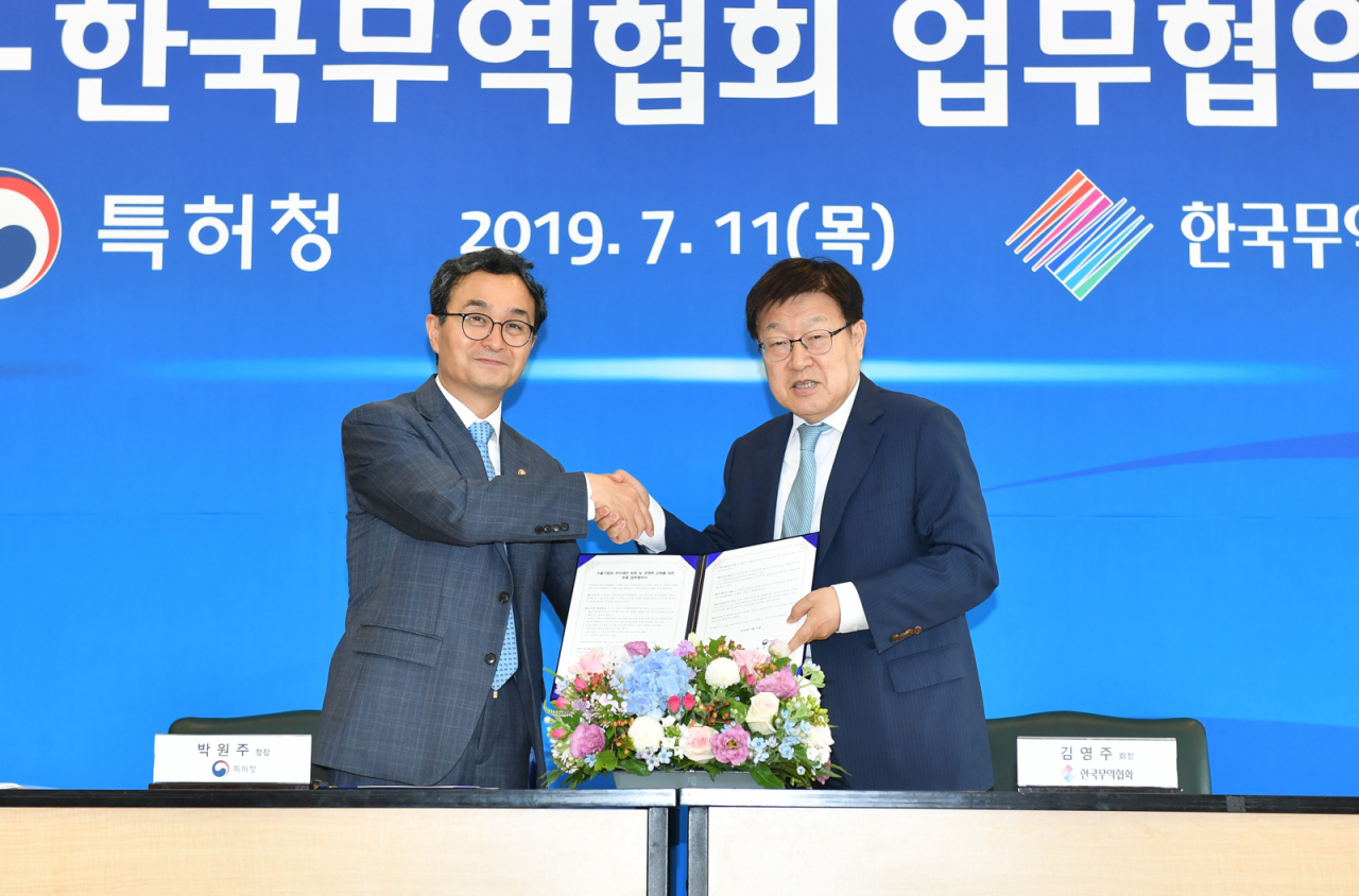 한국무역협회 김영주 회장(오른쪽)과 특허청 박원주 청장이 지난 11일 삼성동 트레이드타워에서 특허청과 ‘수출기업의 지식재산 보호 및 경쟁력 강화’를 위한 업무협약(MOU)을 체결한 후 기념촬영을 하고 있다. [한국무역협회 제공]