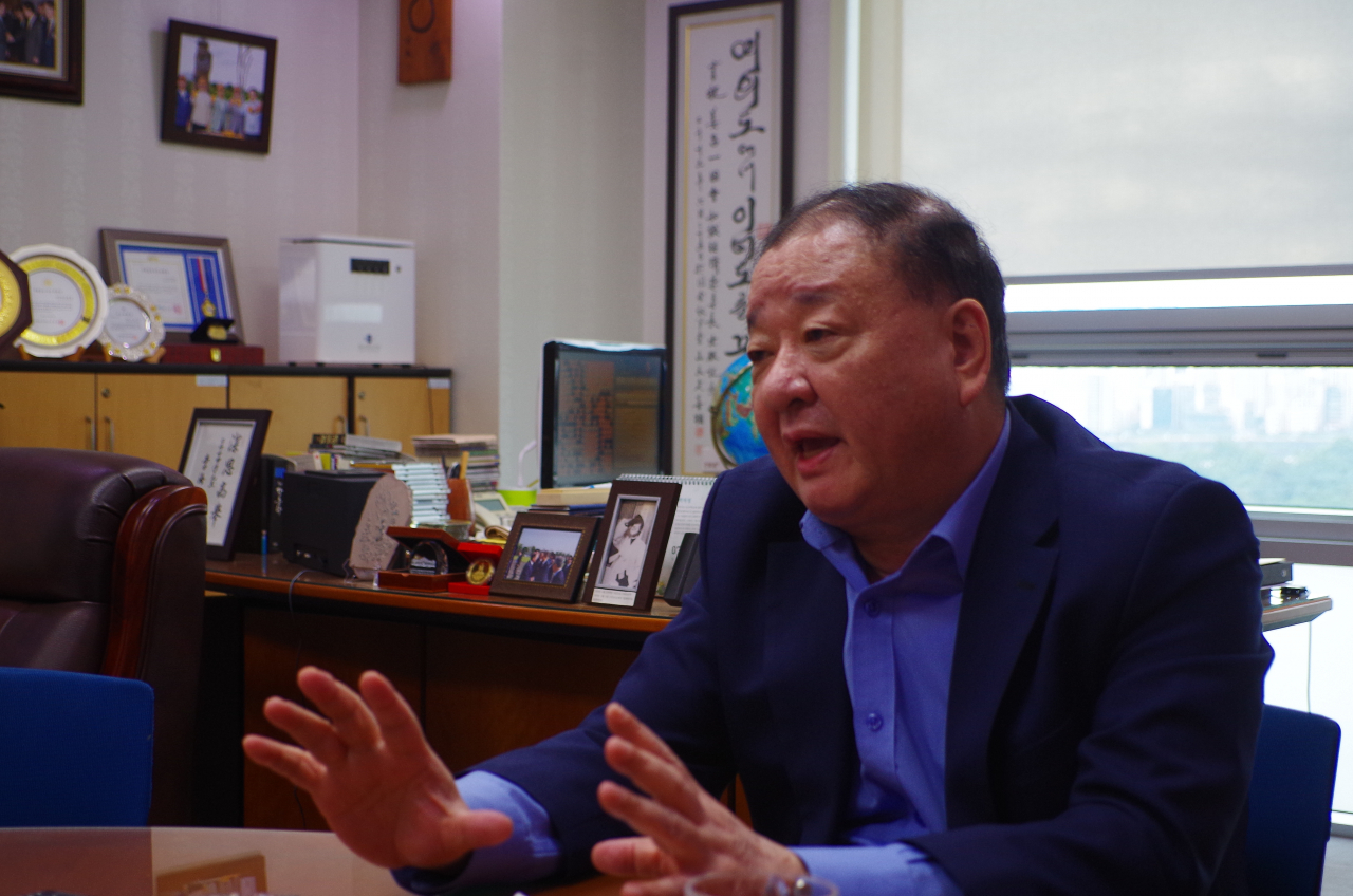 강창일 더불어민주당 의원이 10일 국회 의원회관에서 헤럴드경제와 인터뷰하고 있다. [유오상 기자/osyoo]