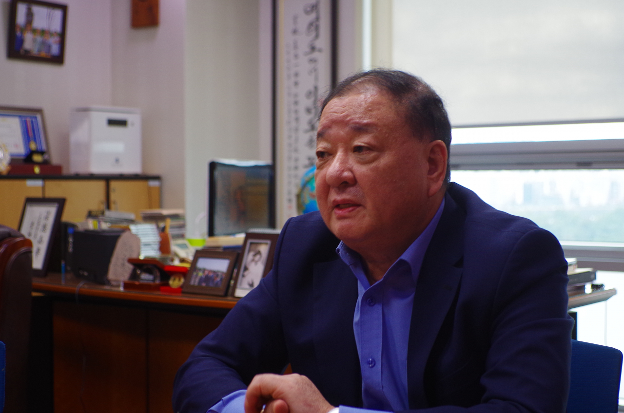 강창일 더불어민주당 의원이 10일 국회 의원회관에서 헤럴드경제와 인터뷰하고 있다. [사진=유오상 기자/osyoo]