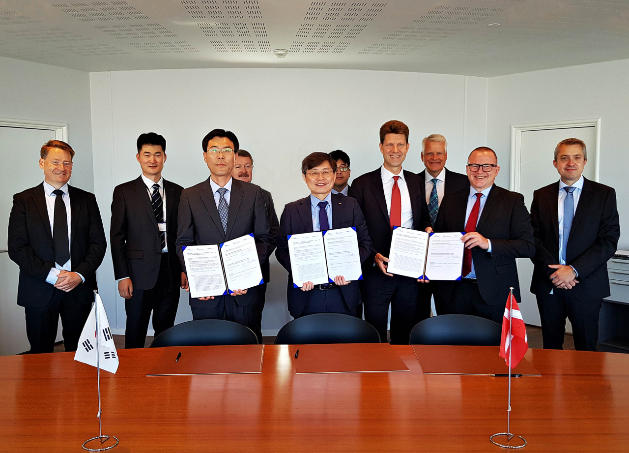 지난 11일 덴마크 코펜하겐 현지에서 MAN-ES社 CEO 비야네 폴다게르(Bjarne Foldager/앞줄 왼쪽 네번째), 대우조선해양 최동규 상무(앞줄 왼쪽 두번째), HSD엔진 박달우 상무 (앞줄 왼쪽 첫번째) 등 관계자들이 업무협약을 체결한 뒤 기념촬영을 하고 있다. [대우조선해양 제공]