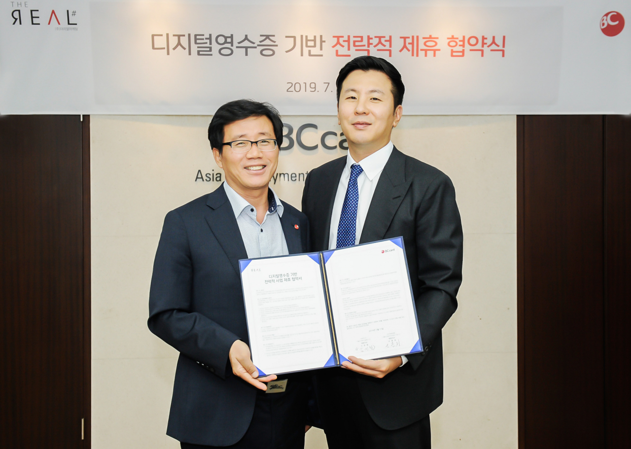 김진철(왼쪽) BC카드 마케팅부문장과 손종희 더리얼마케팅 대표가 지난 11일 오후 서울 서초동 BC카드 본사에서 모바일 영수증 서비스 도입을 위한 MOU를 체결한 뒤 기념 사진을 찍고 있다. (제공=BC카드)