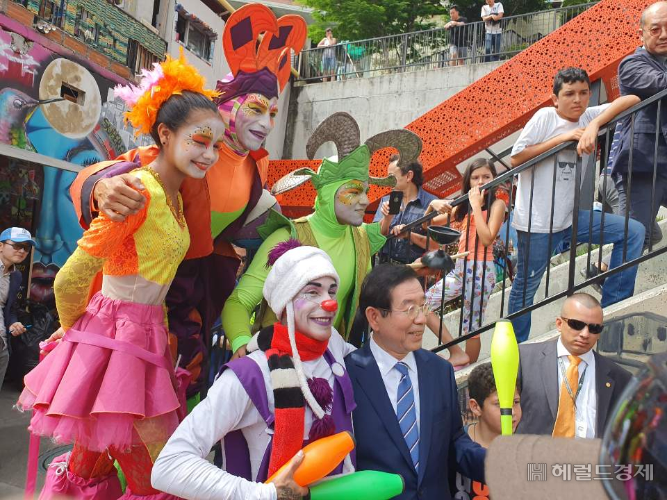 박원순 서울시장이 삐에로 분장을 하고 서커스공연을 한 마을 공연단과 기념 사진을 찍고 있다. [사진=이진용 기자]