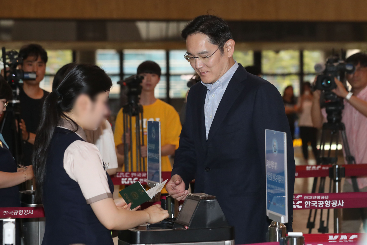 이재용 삼성전자 부회장이 일본 정부의 대(對)한국 수출 규제에 대한 대책 논의를 위해 지난 7일 오후 서울 김포공항을 통해 출국하고 있다.[연합]