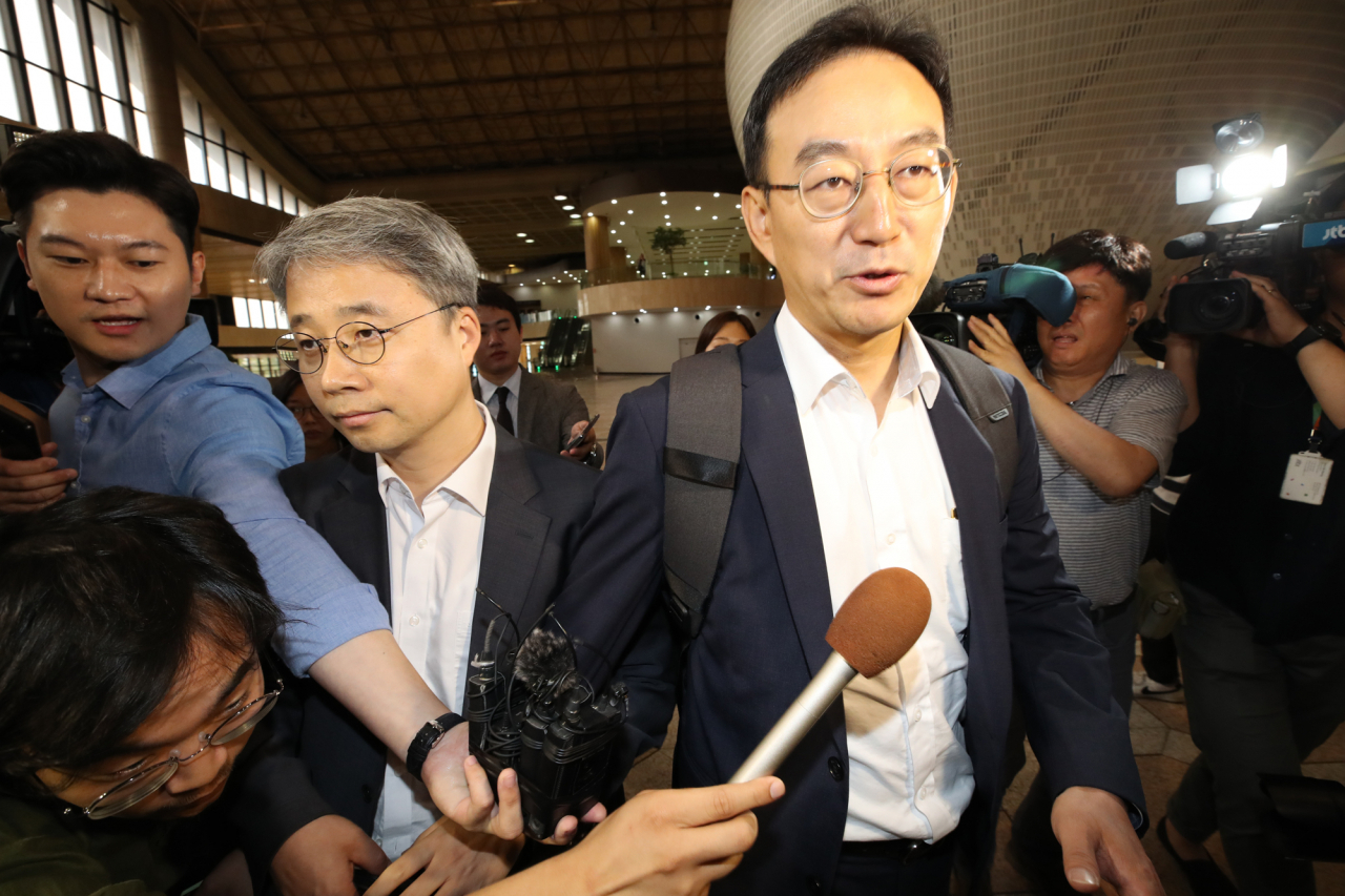 한일 전략물자 수출 통제 과장급 실무회의에 참석하기 위해 전찬수 산업부통상자원부 무역안보과장(오른쪽), 한철희 동북아통상과장 등이 12일 오전 서울 강서구 김포국제공항을 통해 출국하고 있다. ［연합］