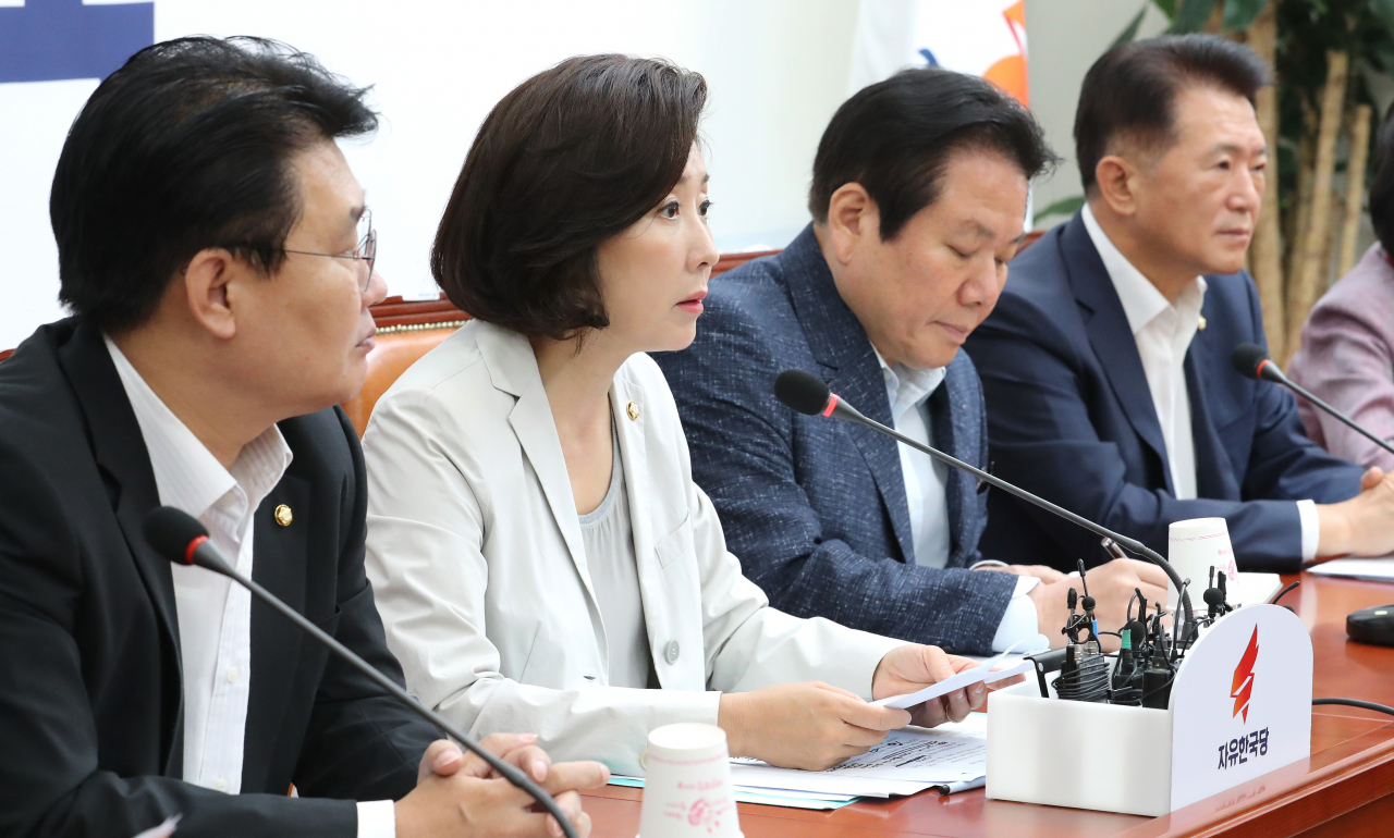 자유한국당 나경원 원내대표(오른쪽 두번째)가 12일 오전 국회에서 열린 원내대책회의에서 발언하고 있다. [연합]