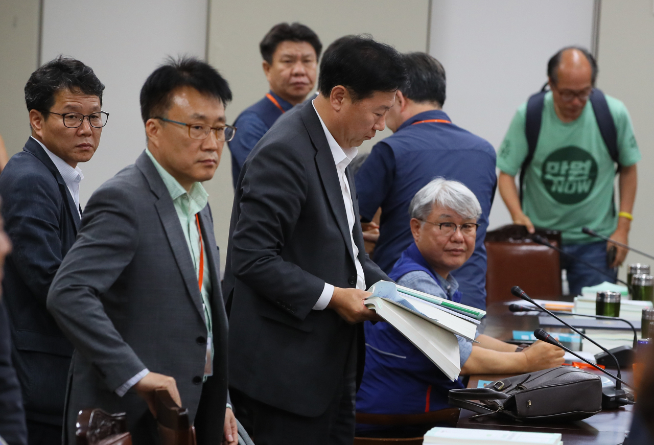 2020년 적용 최저임금이 8590원으로 결정된 12일 세종시 정부세종청사 최저임금위원회 전원회의실에서 회의 마친 이남신 한국비정규노동센터 소장(오른쪽 부터), 백석근 민주노총 사무총장, 류기정 경총 전무 등 위원들이 떠날 준비를 하고 있다. [연합]
