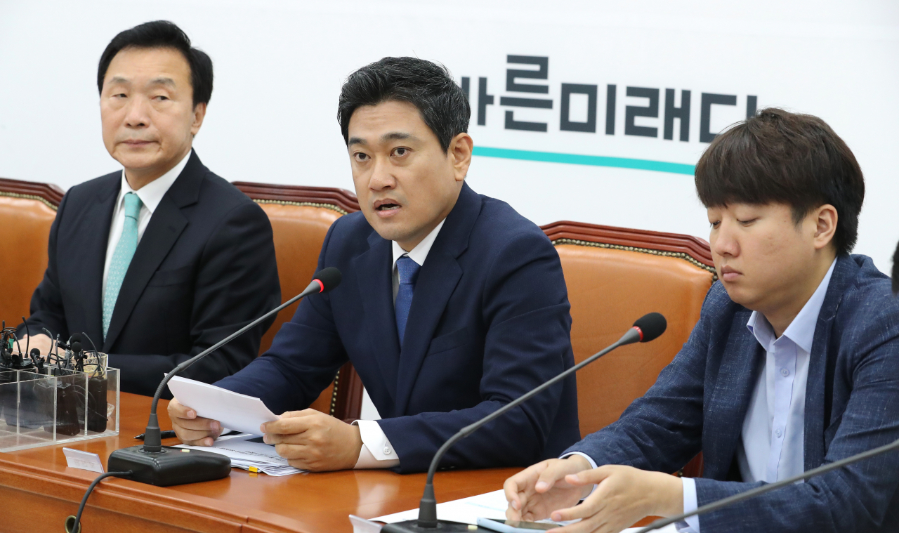 오신환 바른미래당 원내대표(가운데)가 12일 오전 국회에서 열린 최고위원회의에서 발언하고 있다. 왼쪽은 손학규 대표, 오른쪽은 이준석 최고위원. [연합]