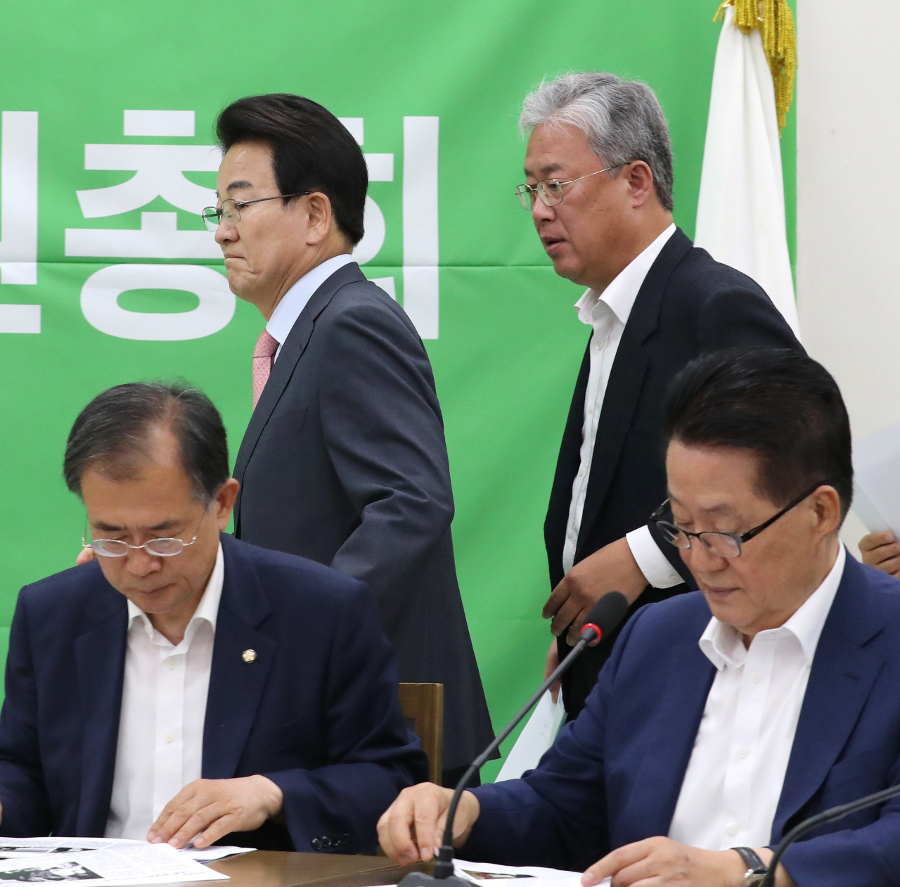 정동영 민주평화당 대표(뒤편 왼쪽)와 유성엽 원내대표가 지난 2일 오전 국회에서 열린 의원총회에 입장하고 있다. 테이블 왼쪽은 윤영일, 오른쪽은 박지원 의원. [연합]