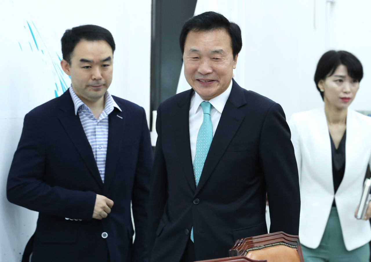 손학규 바른미래당 대표(가운데)가 12일 오전 국회에서 열린 최고위원회의에 참석하고 있다. [연합]