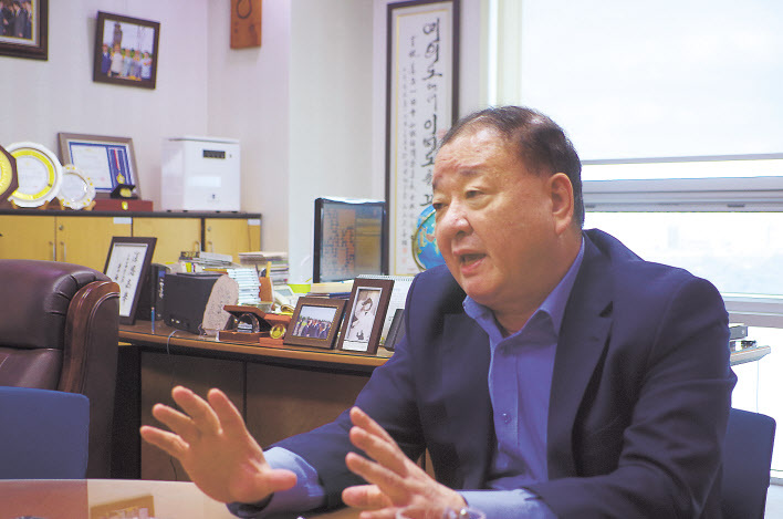 강창일 더불어민주당 의원이 11일 국회 의원회관에서 헤럴드경제와 인터뷰하고 있다.  유오상 기자/osyoo@