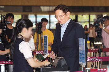 이재용 삼성전자 부회장이 일본 정부의 대(對)한국 수출 규제에 대한 대책 논의를 위해 지난 7일 오후 서울 김포공항을 통해 출국하고 있다. [연합]