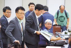 2020년 적용 최저임금이 8590원으로 결정된 12일 세종시 정부세종청사 최저임금위원회 전원회의실에서 회의 마친 이남신 한국비정규노동센터 소장(오른쪽 부터), 백석근 민주노총 사무총장, 류기정 경총 전무 등 위원들이 떠날 준비를 하고 있다.  [연합]