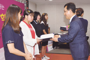 라인건설 공병탁 총괄사장이 장학증서를 전달하고 있다.