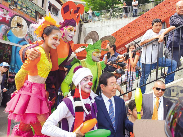 박원순 서울시장이 삐에로 분장을 하고 서커스공연을 한 마을 공연단과 기념 사진을 찍고 있다.  이진용 기자/jycafe@heraldcorp.com