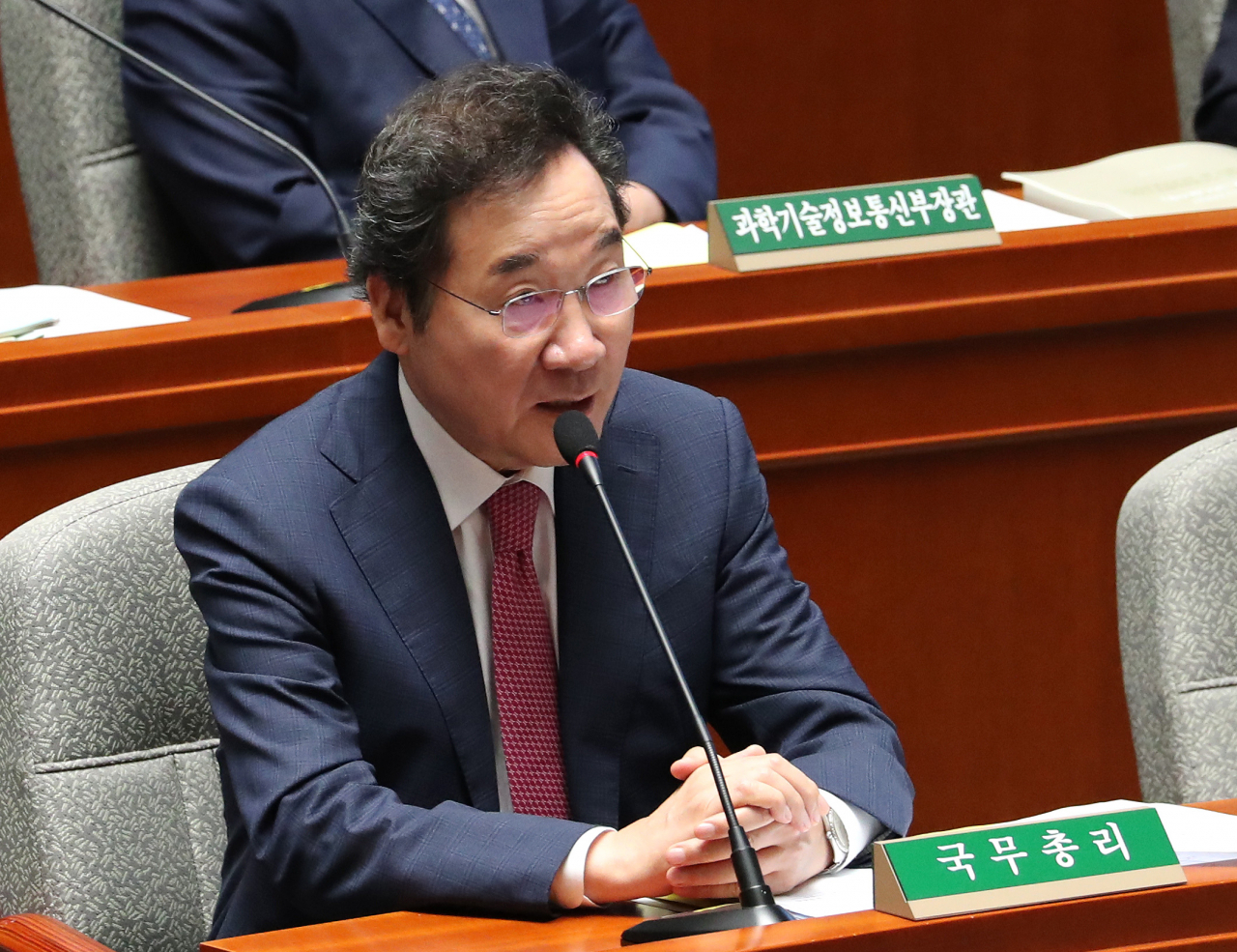이낙연 국무총리가 12일 오전 열린 국회 예산결산특별위원회 전체회의에서 더불어민주당 조응천 의원의 질의에 답변하고 있다. ［연합］
