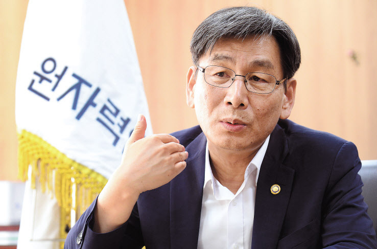 엄재식 원자력안전위원장은 인터뷰 내내 “원자력 안전은 ‘디폴트’ 말 그대로 기초값입니다”라고 했다. 원자력 활용을 두고 전문가와 국민들 사이에서 찬반양론이 팽팽하게 부딪치더라고 그 기저에는‘안전’이 굳건하게 자리를 잡고 있어야 한다는 의미다. 그는 “원안위가 충분한 신뢰를 드리지 못했던 것이 사실”이라면서도 “다만 저희가 허술하게 안전을 챙기고 있지는 않다는 것을 꼭 말씀드리고 싶다”고 말했다. 이상섭 기자/babtong@