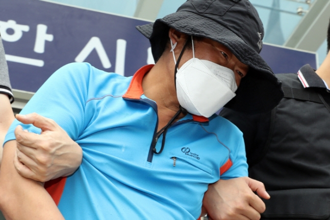 전자발찌를 찬 채 가정집에 침입해 모녀를 성폭행하려한 혐의(성폭력범죄의 처벌 등에 관한 특례법 위반)를 받는 선모 씨가 12일 구속 전 피의자심문(영장실질심사)에 출석하고자 광주 서부경찰서 광역유치장을 나서고 있다. [연합]