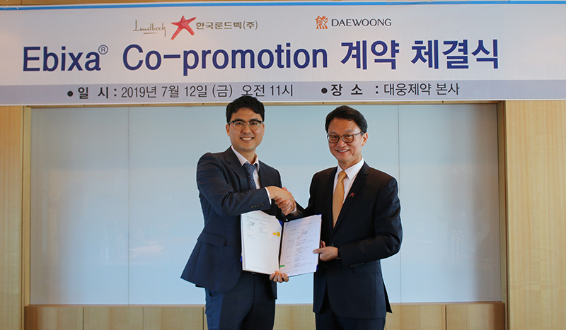 12일 삼성동 대웅제약 본사에서 대웅제약 전승호(왼쪽) 대표와 한국룬드벡 오필수 대표가 룬드벡의 알츠하이머병 치료제 에빅사의 국내 공동프로모션 계약을 체결한뒤 악수하고 있다.