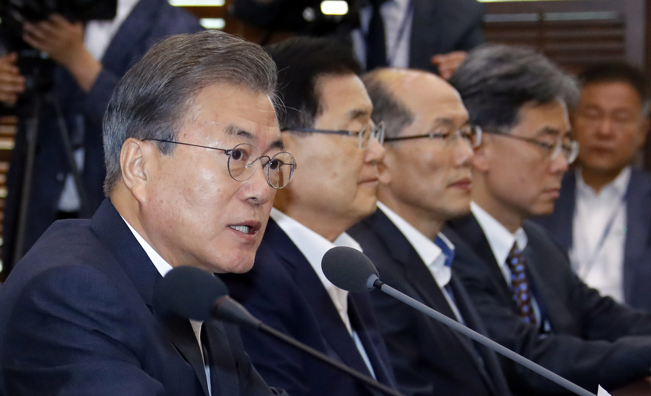문재인 대통령이 지난 8일 청와대에서 열린 수석보좌관 회의에서 발언하고 있다. 왼쪽부터 문 대통령, 정의용 국가안보실장, 김유근 국가안보실 1차장, 김현종 2차장. [연합]