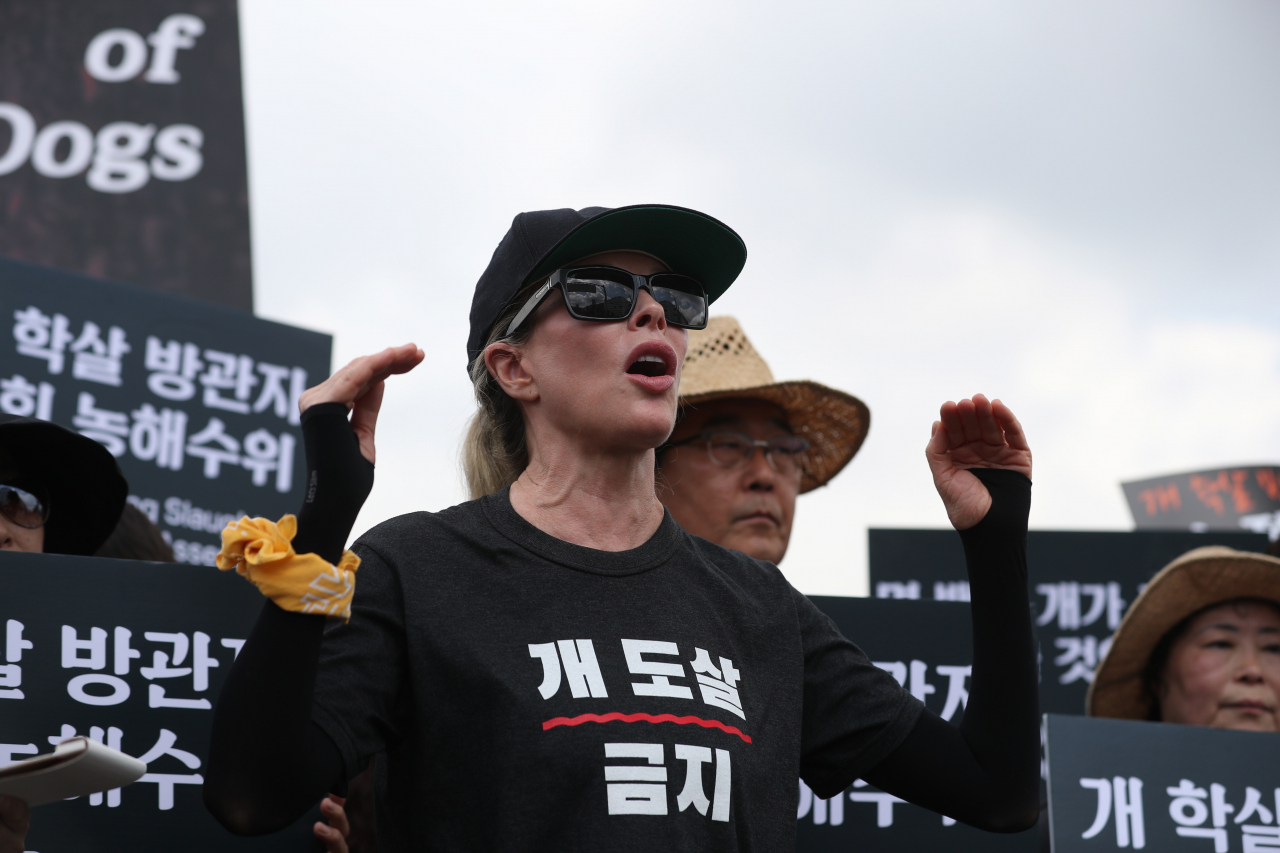 개고기 반대집회 참석한 킴 베이싱어.[연합]