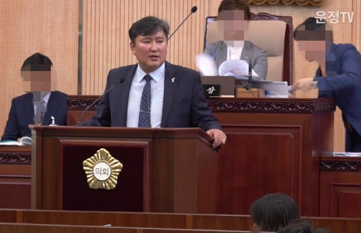 경기도 고양시의회 소속인 김서현 의원이 ‘음주운전 본회의 출근’ 혐의를 강하게 부인해 오다 집앞에 설치된 폐쇄회로(CC)TV를 분석한 결과 사실로 드러나 논란이 일고 있다. [유튜브 영상 캡처]