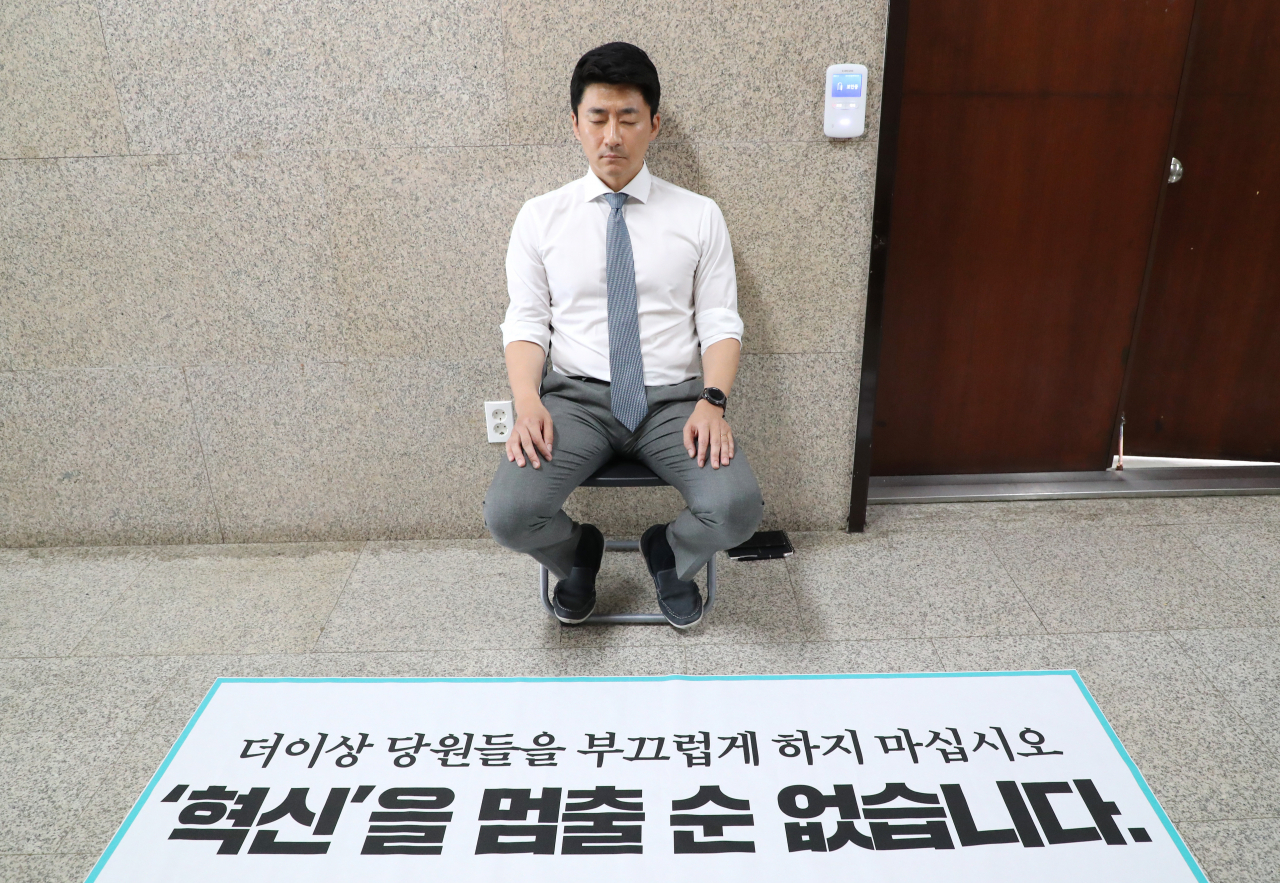 권성주 바른미래당 혁신위원회 위원이 12일 오후 국회 원내대표실 앞에서 당 혁신을 요구하며 단식농성에 돌입하고 있다. [연합]