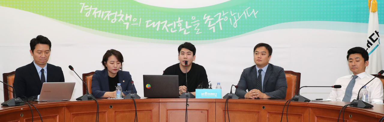 장지훈 바른미래당 혁신위원회 위원(가운데)을 비롯한 5명의 위원들이 12일 오후 국회 원내대표실에서 기자간담회를 열고 있다. [연합]