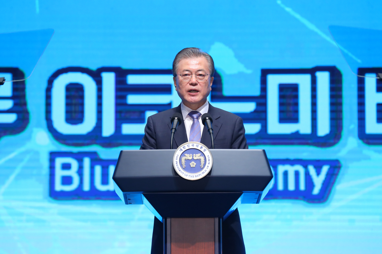 문재인 대통령이 12일 오후 전남도청에서 열린 전남 블루이코노미 경제비전 선포식에서 인사말을 하고 있다. [연합]