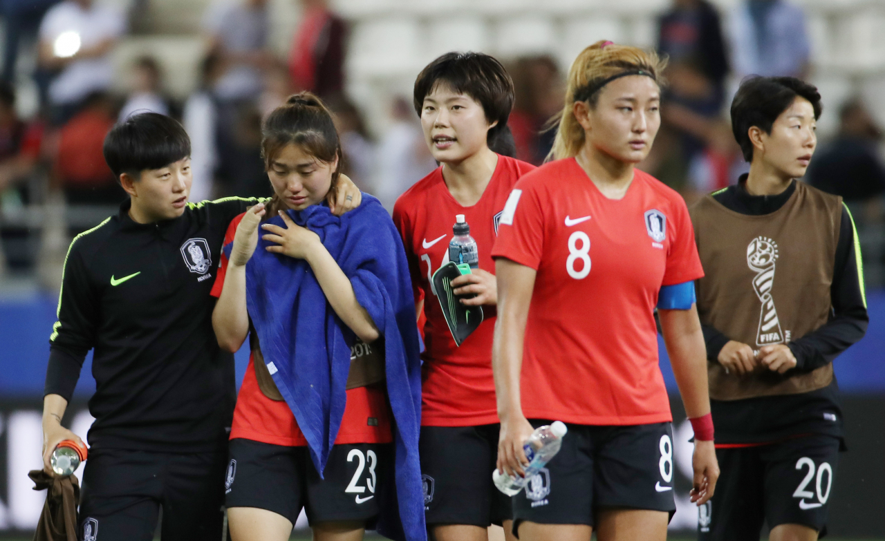 17일(현지시간) 프랑스 랭스의 스타드 오귀스트-들론에서 열린 2019 국제축구연맹(FIFA) 프랑스 여자 월드컵 조별리그 A조 3차전 한국과 노르웨이의 경기에서 패한 한국의 강채림 등 선수들이 아쉬워하고 있다. [연합]