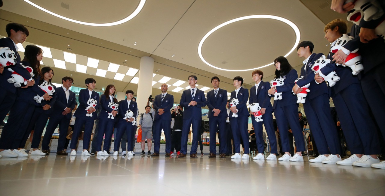 2019 프랑스 여자 월드컵을 마치고 귀국한 여자 축구대표팀 윤덕여 감독이 19일 오전 인천국제공항에서 선수들과 작별인사를 하고 있다. [연합]