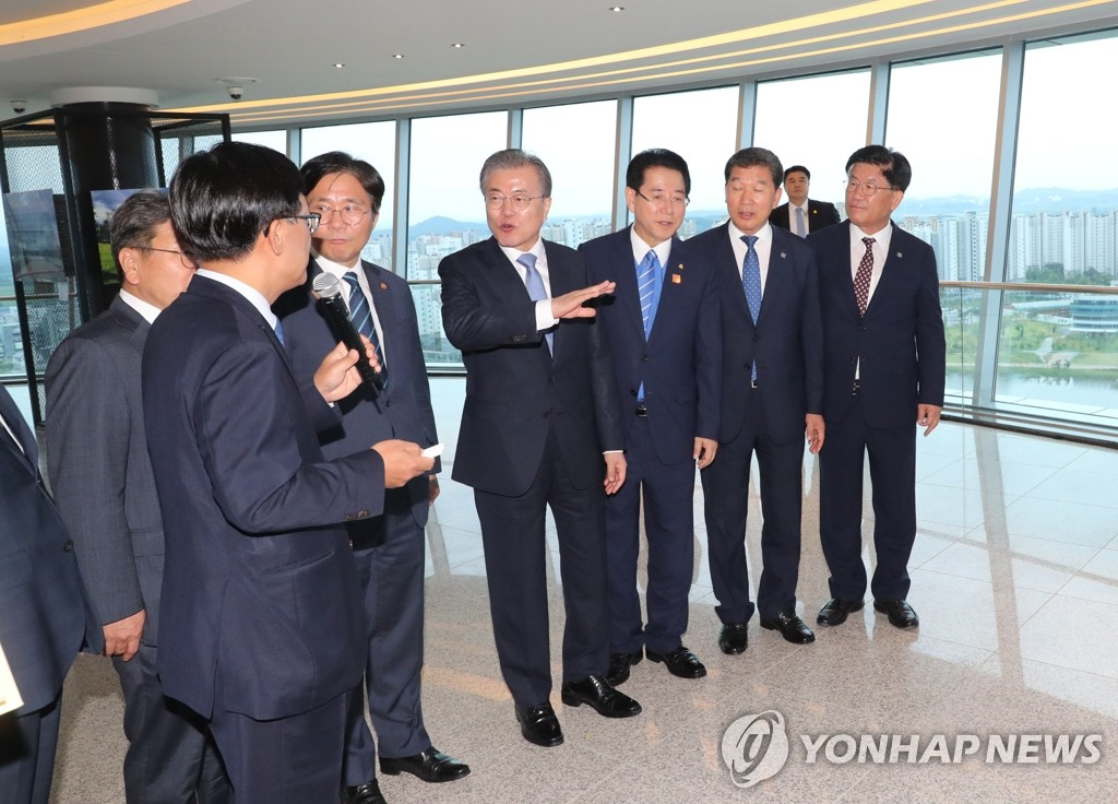 문재인 대통령이 12일 오후 전남 나주혁신도시 빛가람전망대에서 혁신도시 관련 브리핑을 듣고 있다. [연합뉴스]