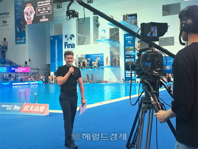 광주세계수영대회 장내 아나운서 존메이슨 씨가 진행을 하고 있다. [광주수영대회조직위원회]